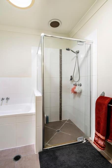 Room With Separate Bath In Shared Homestay Redcliffe Εξωτερικό φωτογραφία